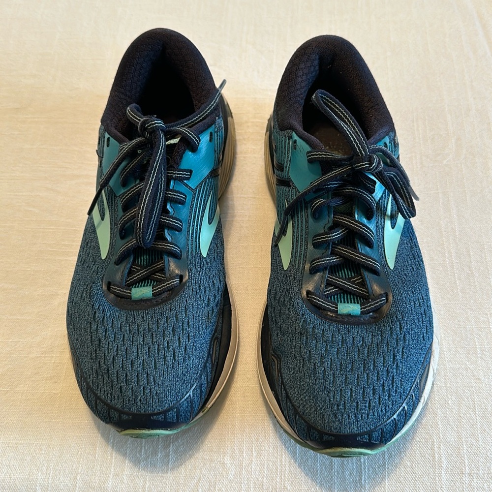 Brooks tennis shoes